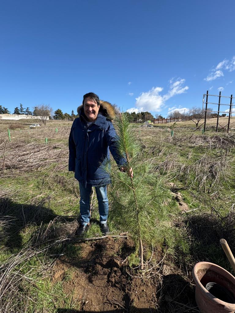 Hoy hemos celebrado con gran éxito una jornada comunitaria de reforestación en la Finca de Las Piqueñas, un espacio cargado de historia, memoria y valor ambiental para el barrio. Más de 60 personas —alumnado, profesorado, familias y voluntariado— hemos limpiado una antigua escombrera y plantado más de 300 especies autóctonas: encinas, olivillas, lentiscos, coscojas, pinos, madroños y otras.