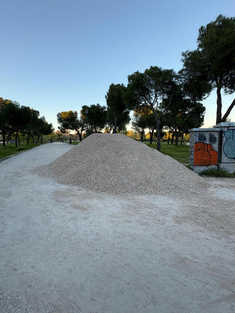 Las intervenciones proyectadas en el Parque de las Cruces, definidas como “reformas integrales”, están implicando un incremento significativo de superficies impermeables mediante la sustitución de caminos terrizos por pavimentos de hormigón y asfalto. Este tipo de actuaciones conlleva una alteración directa de las propiedades edáficas, provocando la compactación del suelo, la pérdida de su estructura natural y la disminución de su capacidad funcional.