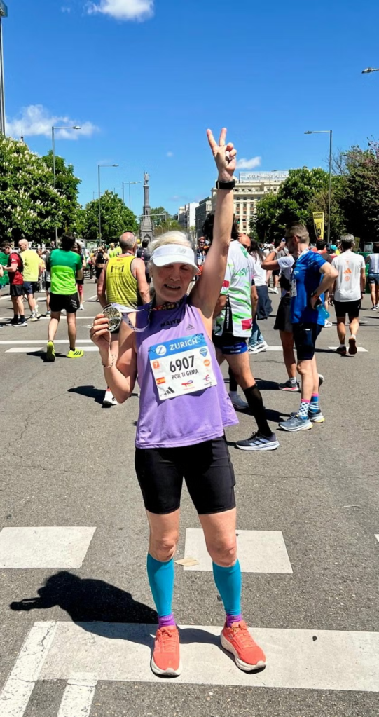 Maite Huecas, jubilada de 67 años, empezó a correr hace solo 12 años y ha quedado en primera posición de su categoría en la Maratón de Madrid con un tiempo extraordinario. Además, ha recaudado fondos para la Asociación Española Cáncer de Mama Metastásico en homenaje a su amiga Gema, recientemente fallecida.